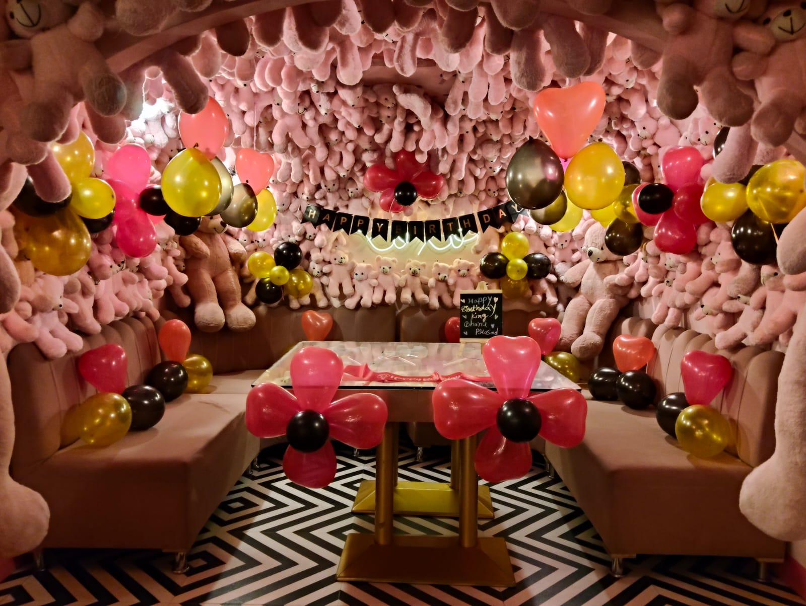 Cafe & Decor - Book Now